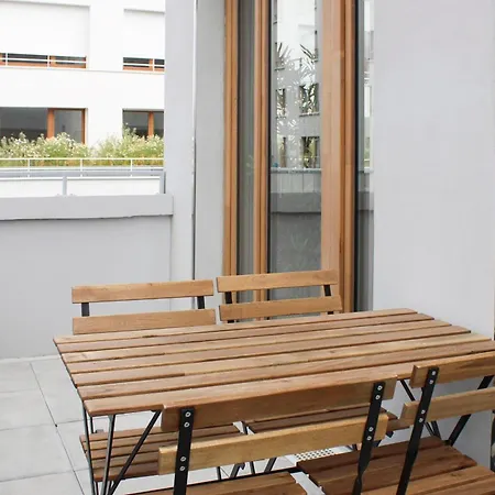 Spacious Nest Overlooking Sacre-coeur Eiffel Tower *